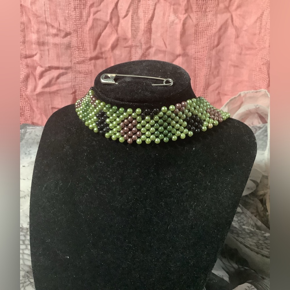 Stretchy Green Beaded Choker Necklace - Picture 3 of 4